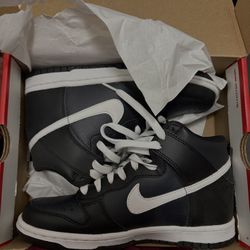 Women Size 5 Nikes 