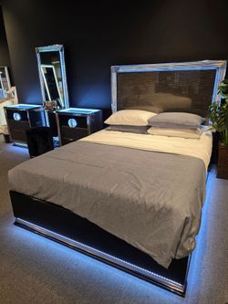 New Modern Queen Luna bed with LED!