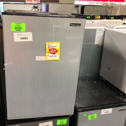 Magic Chef Mini Fridge HMR440SE 4.4