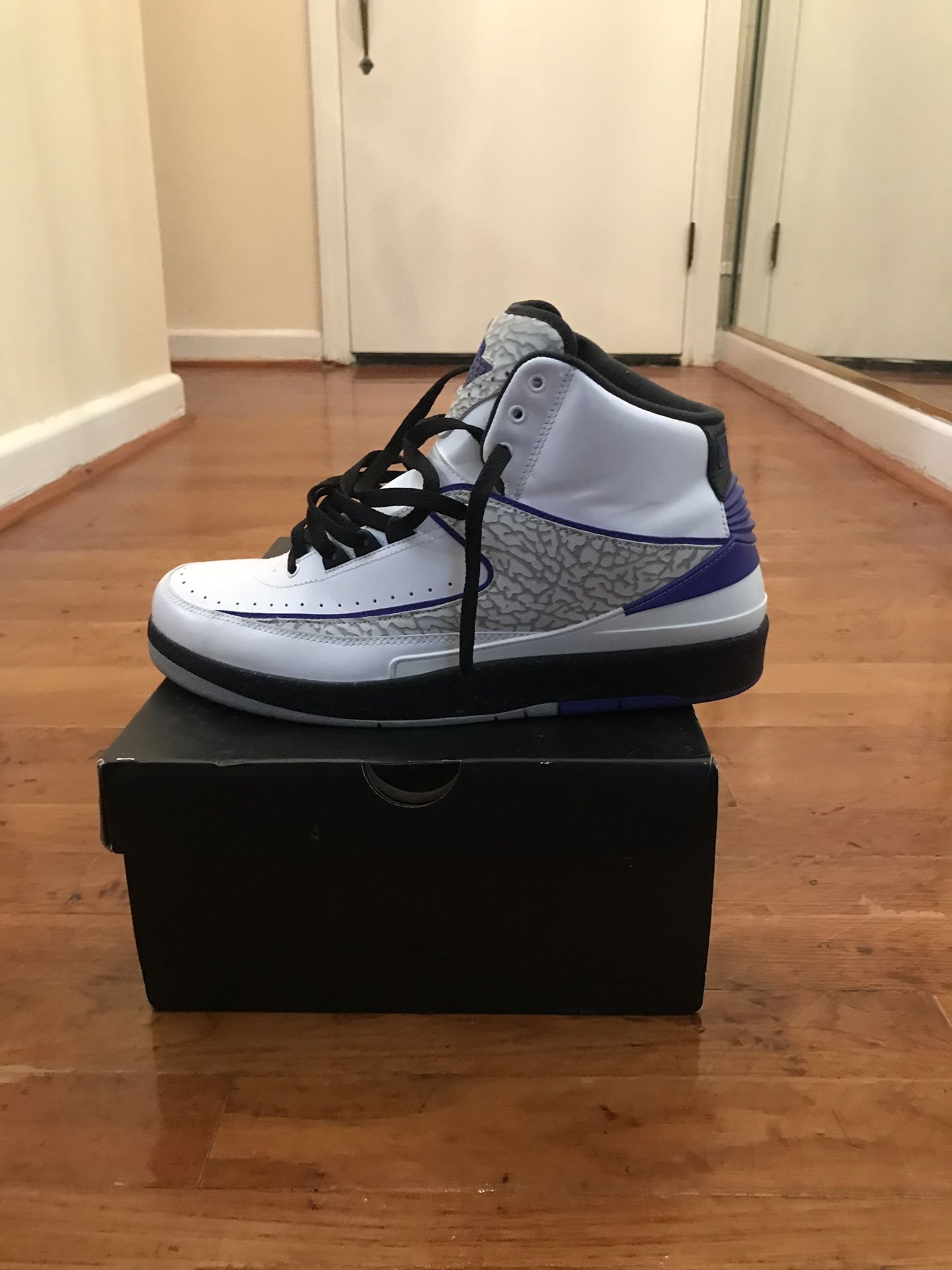 Air Jordan Retro 2 size 10 excellent condition first come first serve