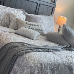 King Bedroom Set (Everything included)