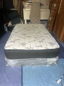 Full size bamboo mattress and boxspring (Delivery available!)