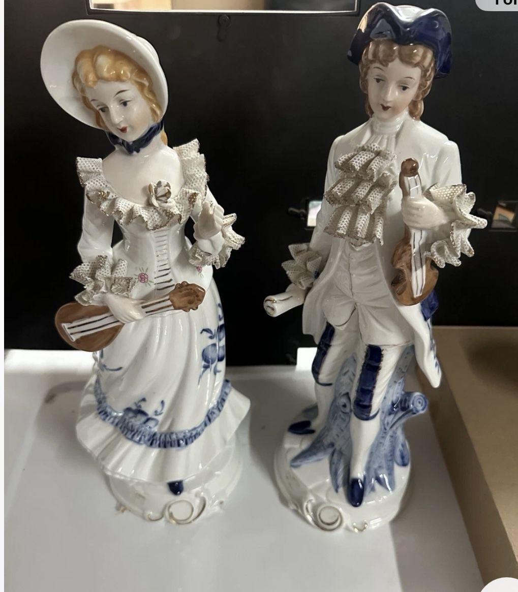 Lot Of 2 vintage blue and white porcelain figurines 