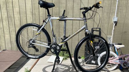 MTB Trek 820 frame size :22.5 tires 26” ready to ride