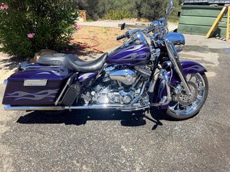 2002  Harley. Davidson ROAD  KING  screaming  eagle