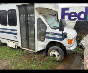 2006 Ford E450 Super Duty Cutaway · 4X4 Shuttle Bus