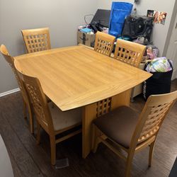 Light Wood oak Table W/leaf and 6 Chairs 