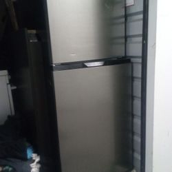 $150 OBO Like New Refrigerator Apartment/ Garage Size