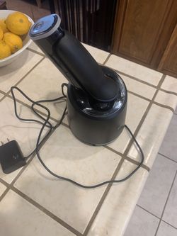Electric Shaver / Cleaning Station