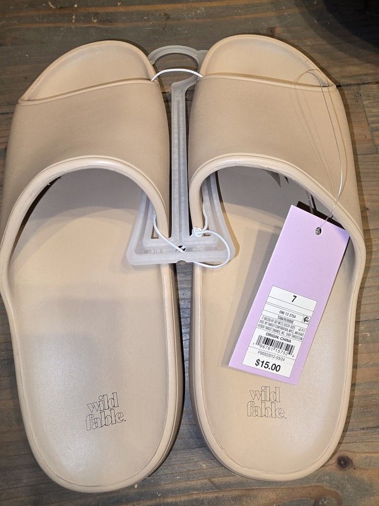 Wild Fable Size 7 Slide Sandals