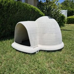 Igloo Dog House Medium Sized PRICE FIRM NO DELIVERY 