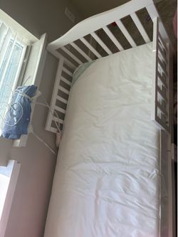 Toddler bed white  with mattress like new