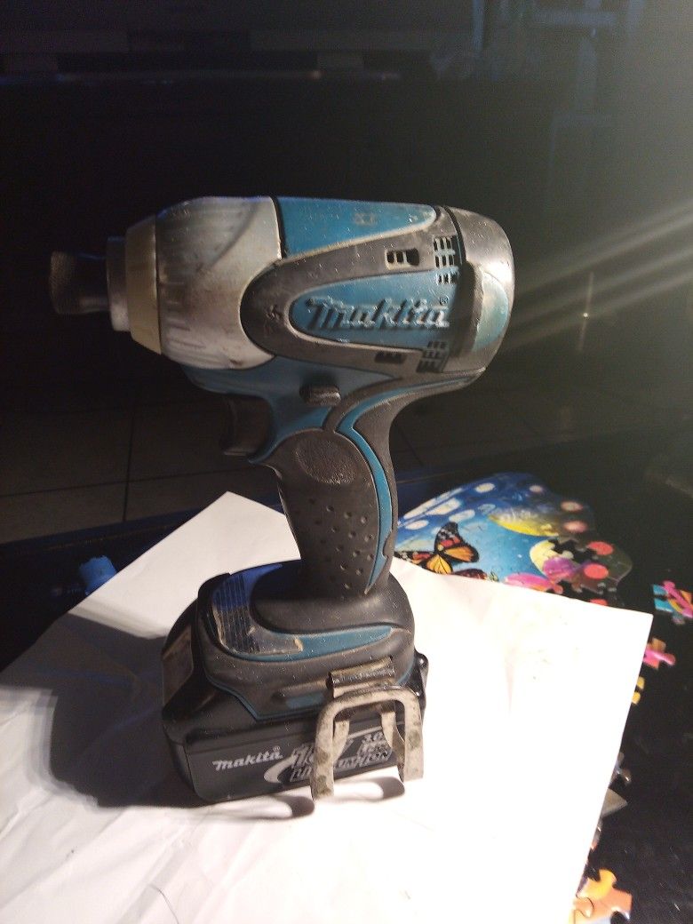 18 Volt Makita Impact Drill With Charger
