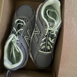 New Balance Size 8 Ladies Tennis Shoes 