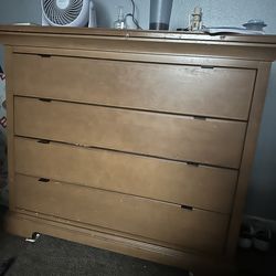 4-drawer dresser in good condition