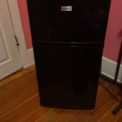 Hanai Mini Fridge Black 