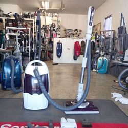 Canister vacuum cleaner