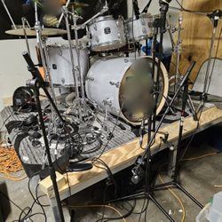 Att SERIOUS DRUMMERS TOURING DRUM SET WITH ALLUMINUM RISER MUST SEE