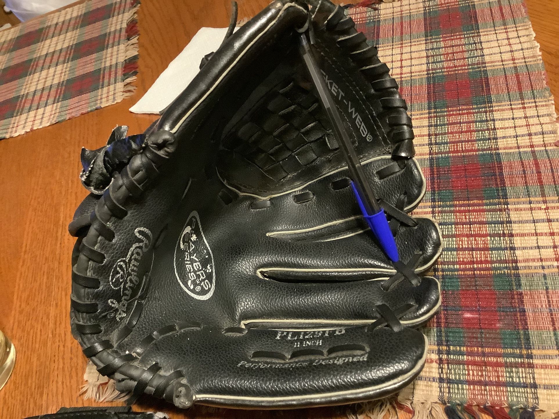 Rawlings Players series baaseball gloves Mizuno 11” with adjustable wrist strap, gently used and correctly broken in. and 2 baseballs