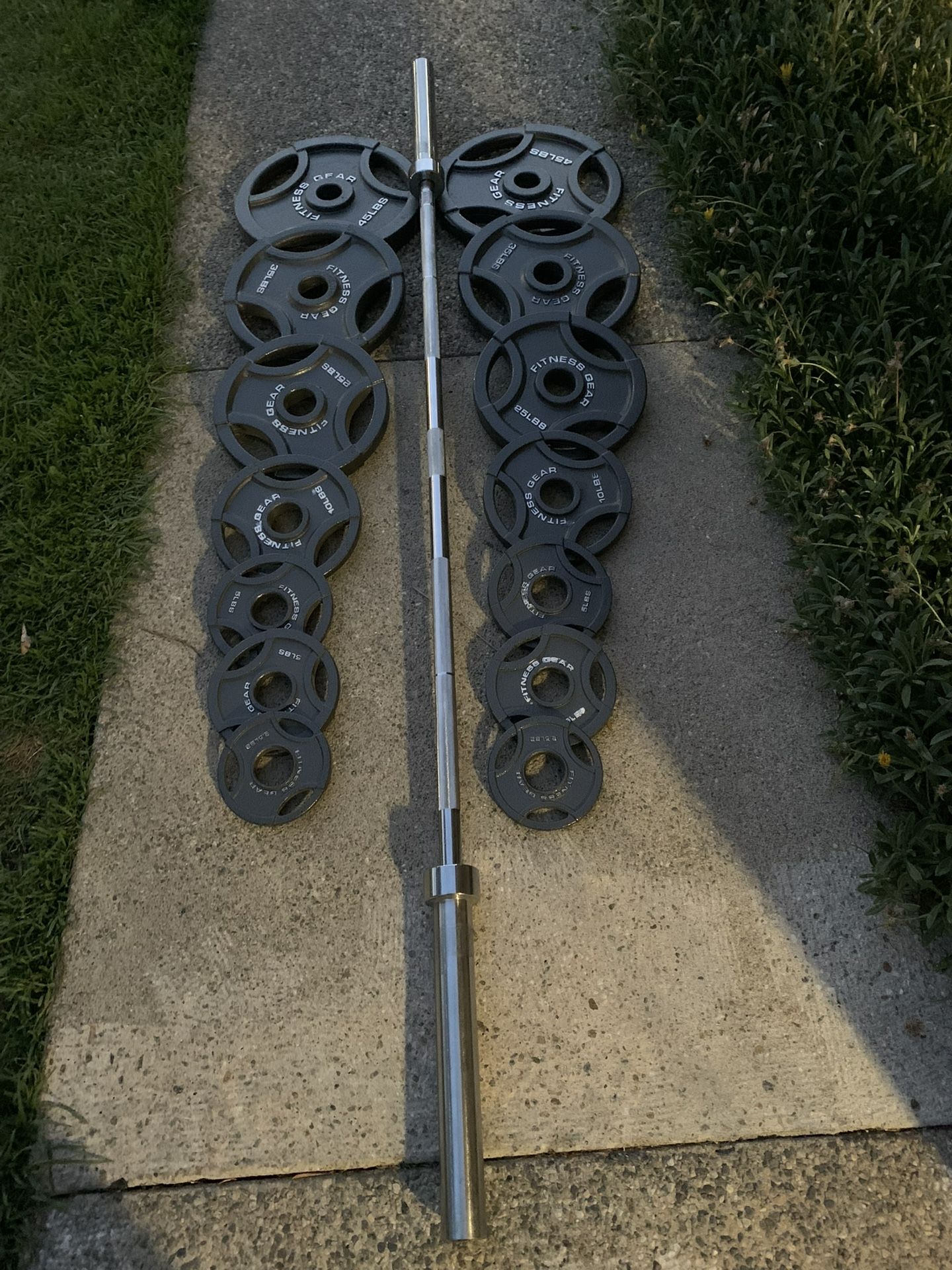Olympic Weights With 7ft 45lb Bar 2.5lbs - 45lbs 300lb Set LIKE NEW