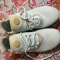 Nike Women Tennis Shoe Size 6