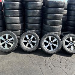 Tengo un Set de rines y llantas en muy buenas condiciones le quedan a una Ford F 150 de 6 bielos llevados en un muy buen precio $600 