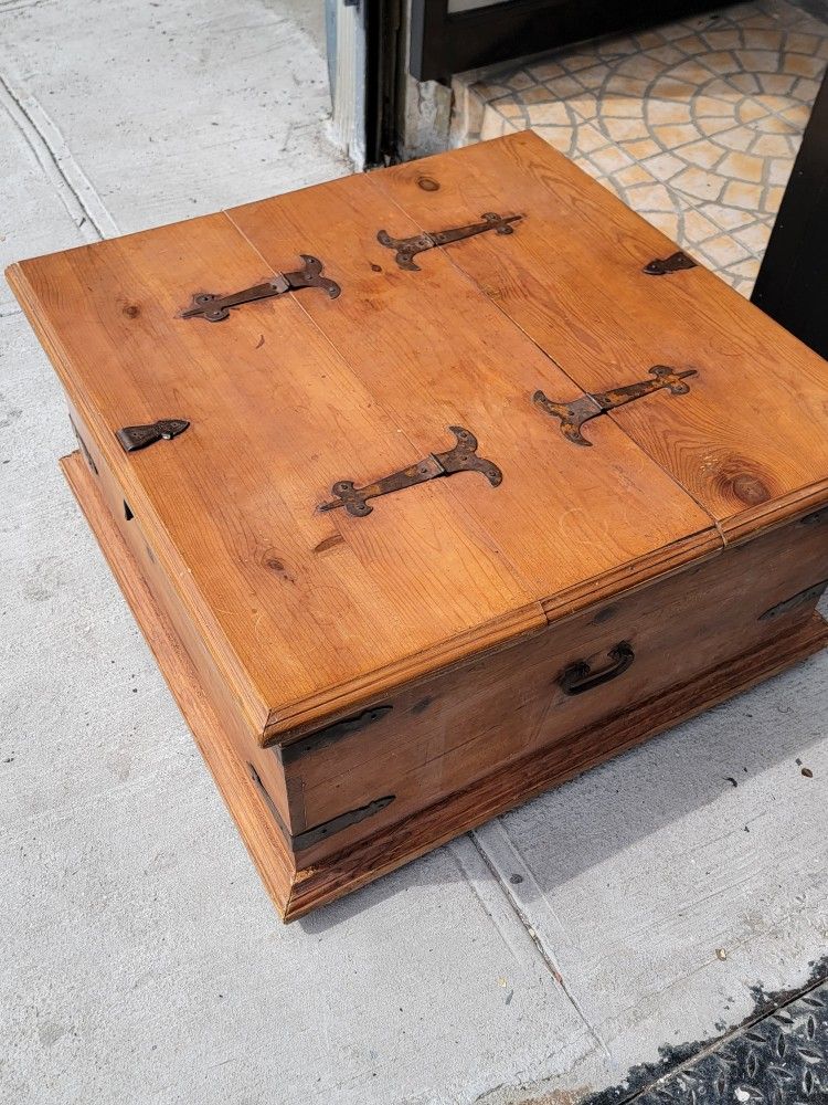 SOLID PINE WOOD COFFE TABLE WITH STORAGE. SPACE