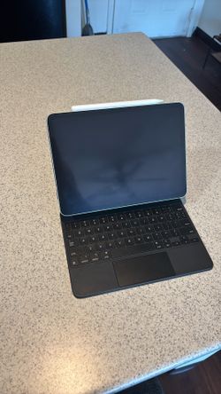 Apple iPad Air 4th Gen (pencil + keyboard included)