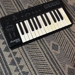 MIDI Controller - Alesis QX25