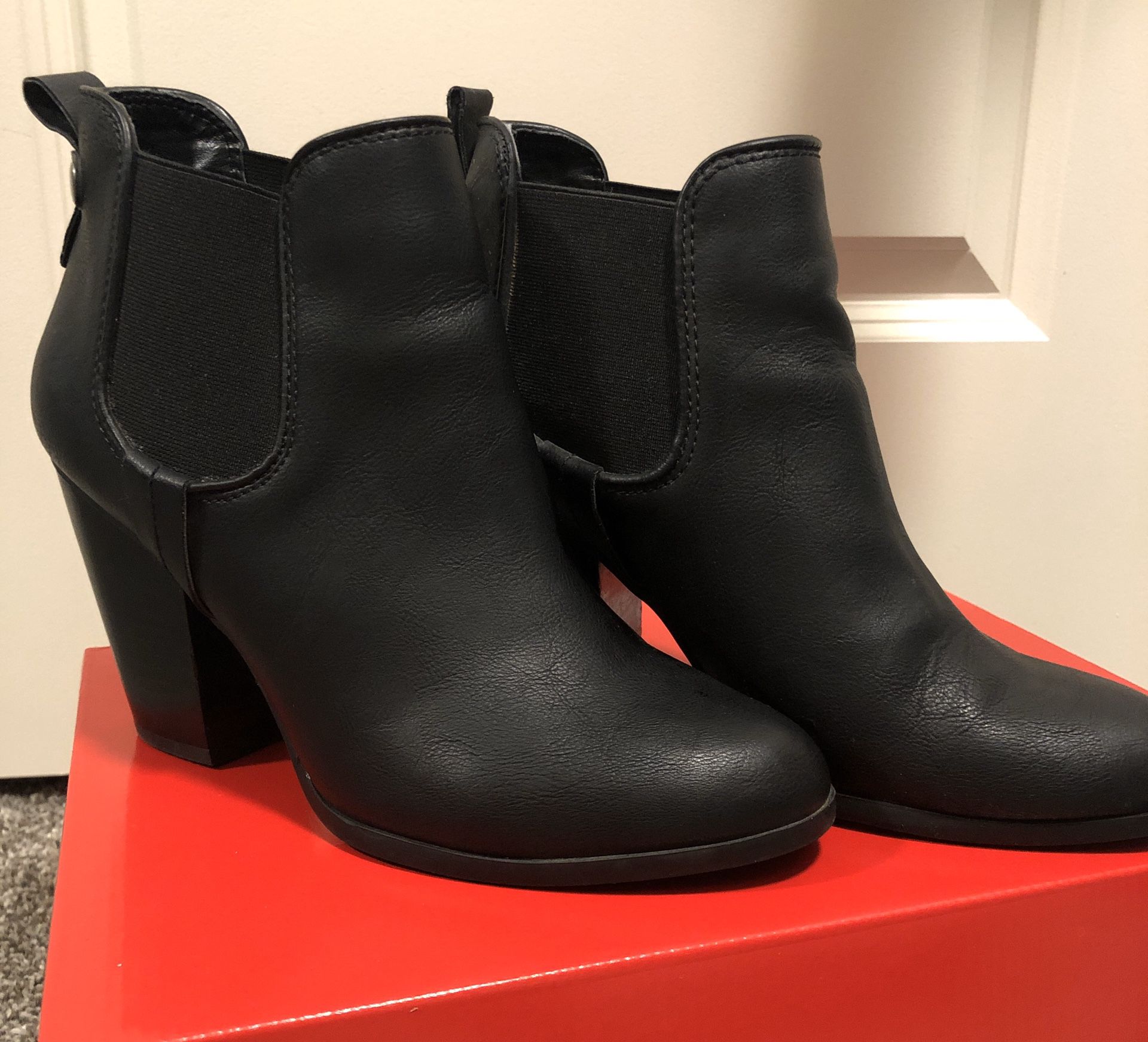 Women’s Carlos Santana Boots (Size 9)