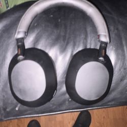 Song Xm5 Head Phone $150 