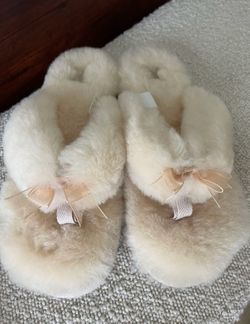 NEW Ugg Ivory Fluff Flip Flop *Size 9