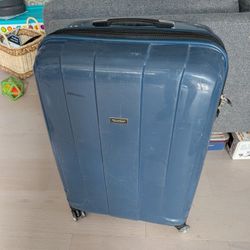 Big 28in x 20in Ricardo Bevelly Hill Suitcase