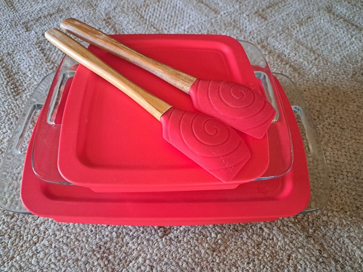 PYREX set 9x13, 8x8 & Spatulas