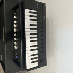 Komplete Kontrol M32 Midi Keyboard 