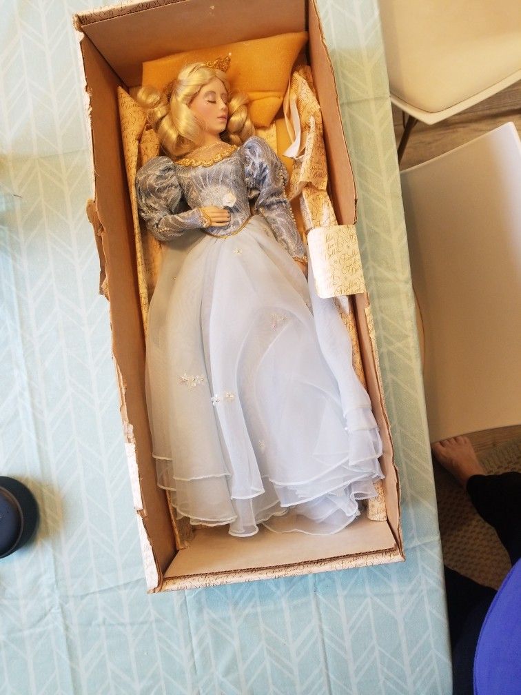 Mint Condition Franklin HeirLoom Sleeping Beauty Doll 