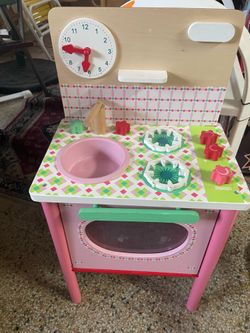 Small Wood Toddler Play kitchen with Sink, Stove, Top & Oven