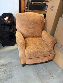 Gold/red recliner