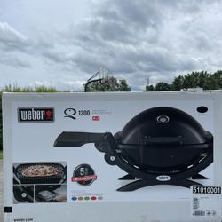 Weber Portable Grill     (BRAND NEW)