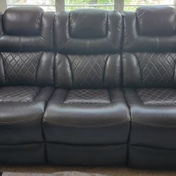 Chocolate Color.Warnerton Power Reclining Ioveseat And Sofa With Console And Adj Head.very Good Condition