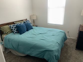 Queen size bedframe