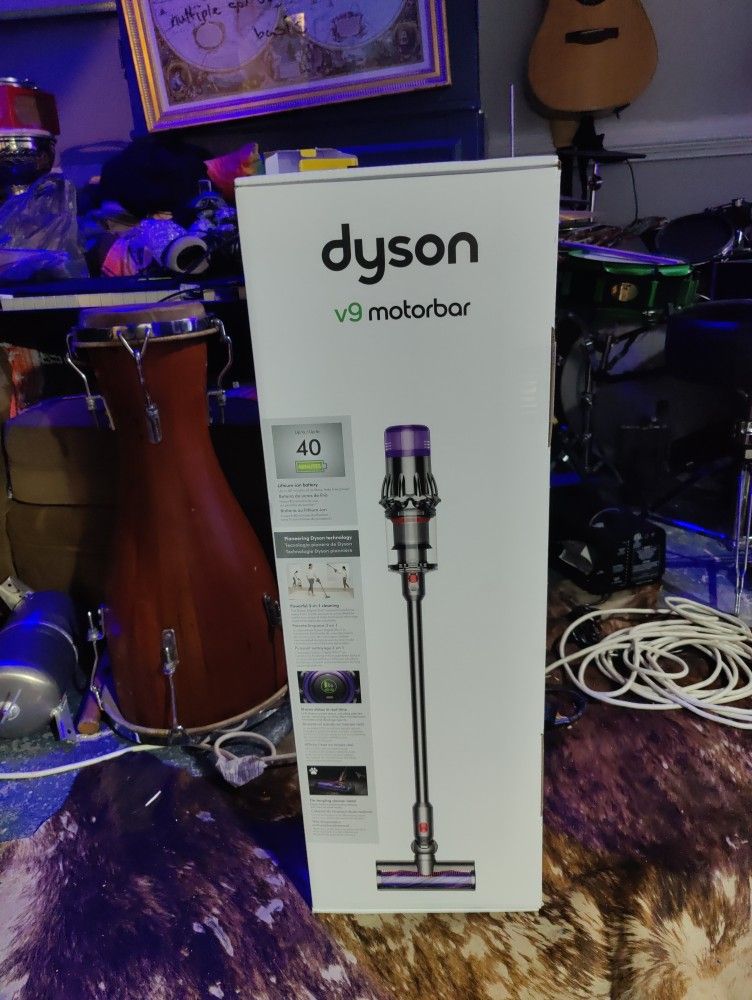 Dyson V9 NEW IN BOX