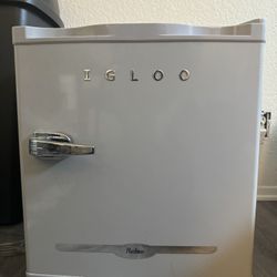 Igloo Mini Fridge 