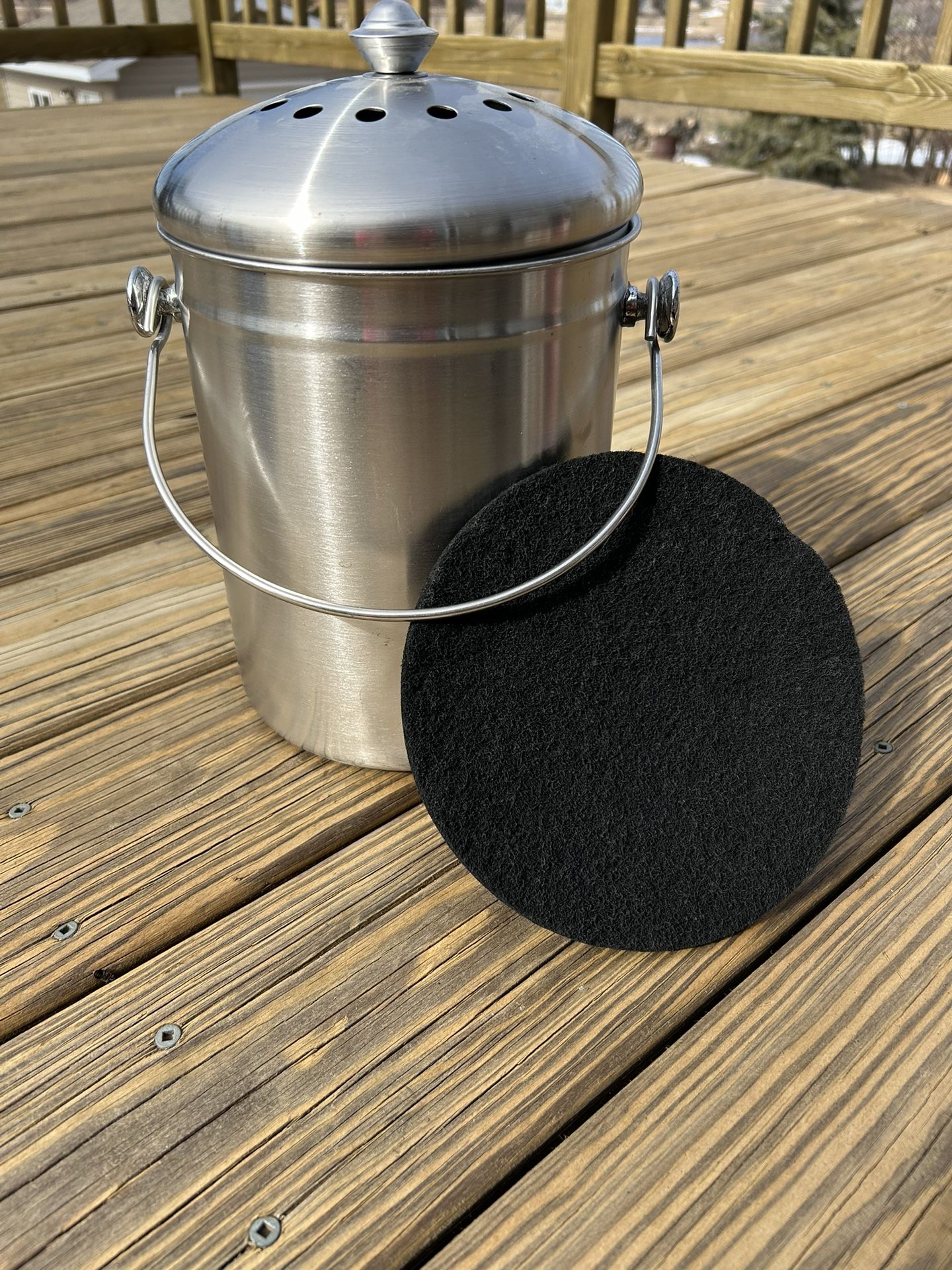 Countertop compost bin with 2 filters
