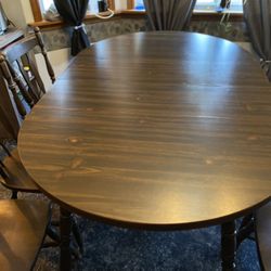 Solid wood Formica top older table and 6 chairs Approximately 66x42 with both leaves in it