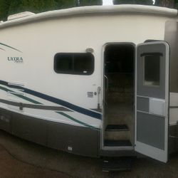 2004 Gulfstream Ultra Supreme Only 5k Miles!