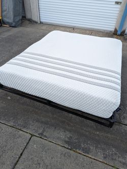 Like New Cal King Award Winning Hybrid Mattress 