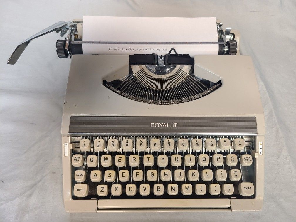 VINTAGE ROYAL PORTABLE MANUAL TYPEWRITER