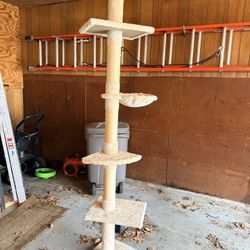 Cat tree/scratching post