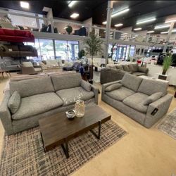 ♣️Dramatic Sofa and Loveseat
Ashley Furniture$20 Down Payment and delivery available 